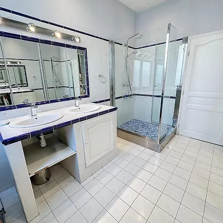 Beautiful 2 Bedroom Bourgeois Style Antibes 333 * Канны